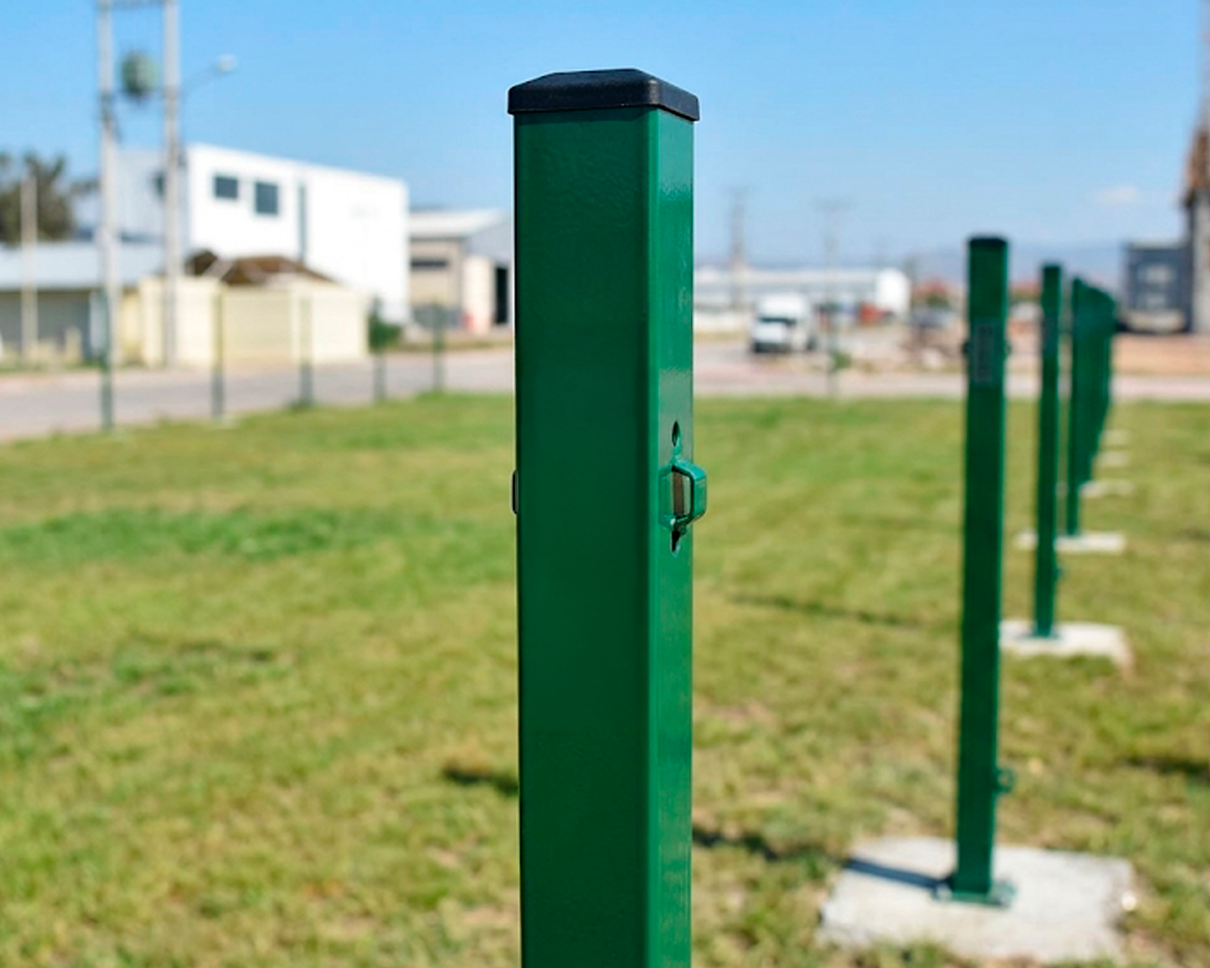 Poste galvanizado para instalación de cerco perimetral Pro Fence